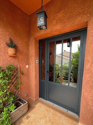 Installation d'une porte d'entrée en aluminium à Guzargues